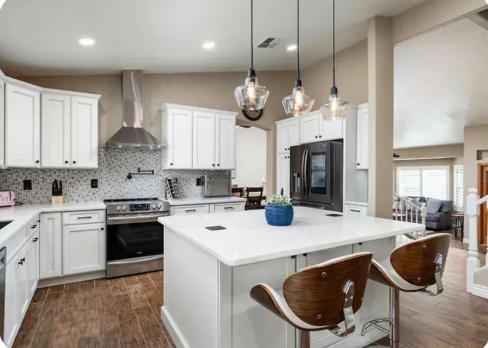 Lakefront Retreat Free Heated Pool Game Country house *