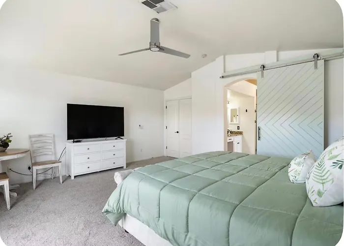 Lakefront Retreat Free Heated Pool Game Country house Glendale