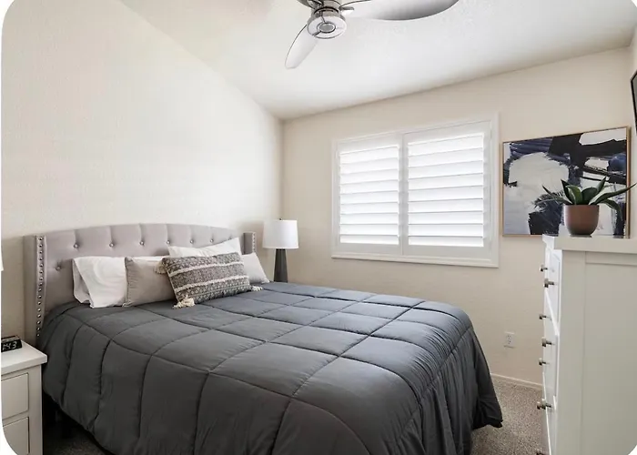 Lakefront Retreat Free Heated Pool Game Country house Glendale