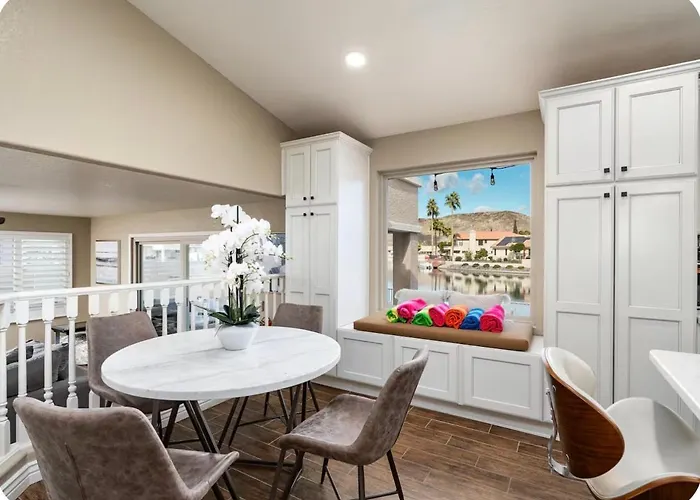 Lakefront Retreat Free Heated Pool Game * Glendale