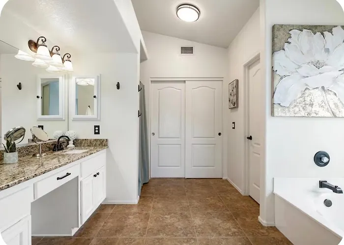 Lakefront Retreat Free Heated Pool Game * Glendale